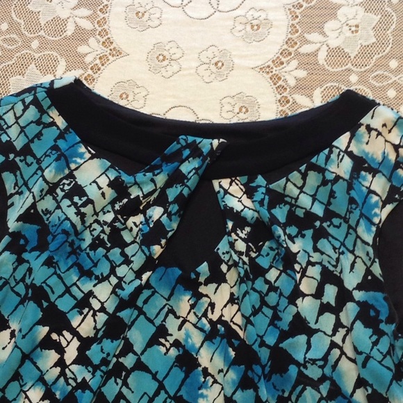 🌷Keyhole Neckline Dress🌷 - Picture 2 of 2